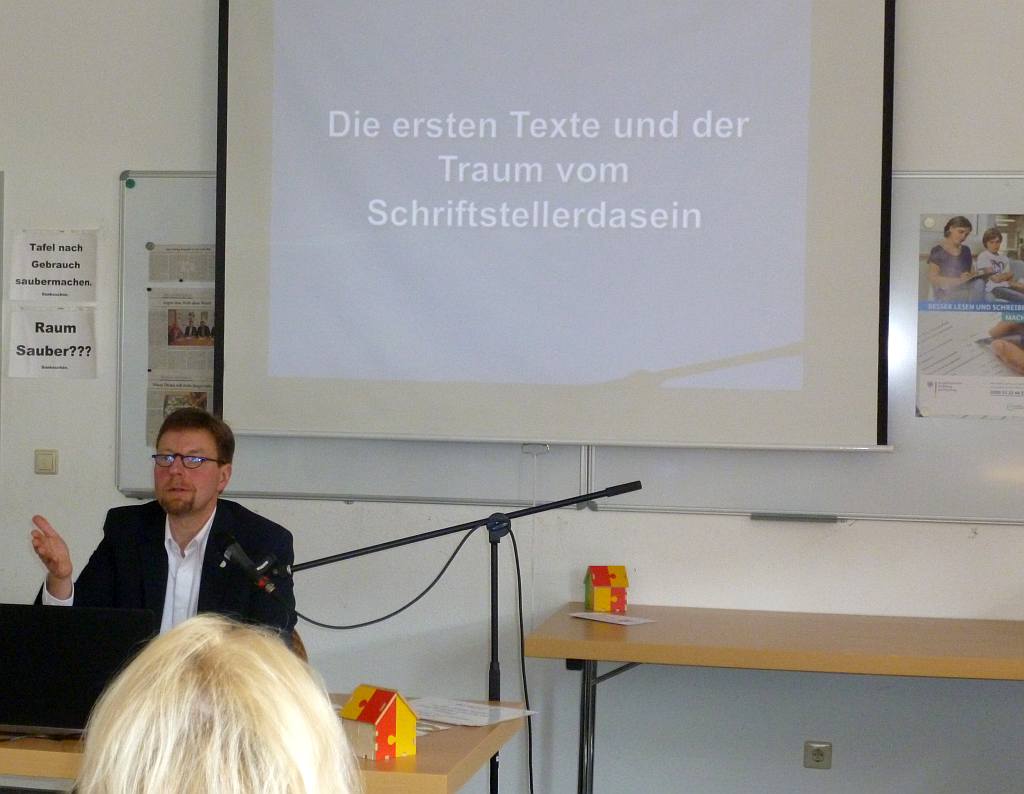 Tim-Thilo Fellmer bei seinem Vortrag im Mehrgenerationenhaus Mosbach